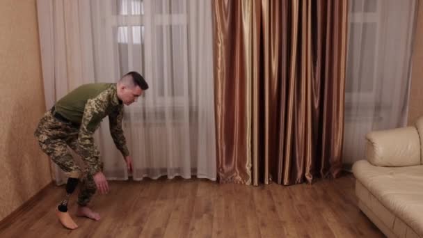 Hjälpmedelsteknik Veteranvård Krigsskada Handikappad Militär Veteran Och Tidigare Akrobat Utför — Stockvideo