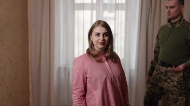 Aşk hikayesi, askeri düğün, evlilik teklifi. Asker kız arkadaşına evlenme teklif eder ve parmağına alyans takar..