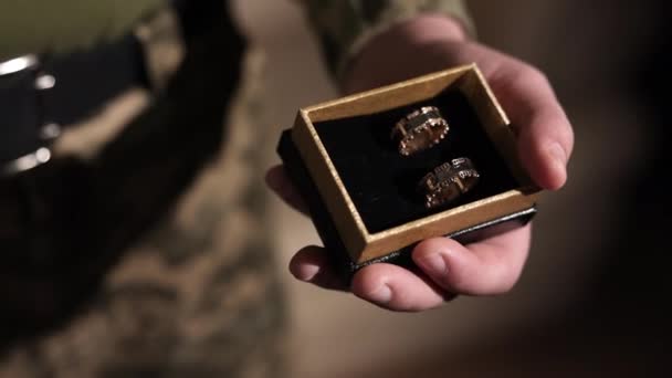 Romantisch Aanzoek Soldaat Verloving Huwelijk Verbintenis Een Oorlogsveteraan Met Trouwringen — Stockvideo