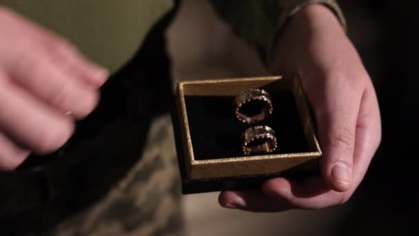 Huwelijksaanzoek Soldaat Verloving Verlovingsfeest Vasthoudend Aan Ringen Een Oorlogsveteraan Van — Stockvideo