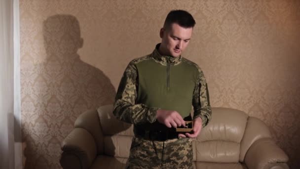 Wedding Band Marriage Proposal Soldier Engagement Soldier Holding Wedding Rings — Stockvideo
