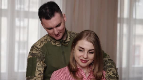 Huwelijksaanzoek Militaire Romantiek Verlovingsring Veteraan Vraagt Zijn Vriendin Ten Huwelijk — Stockvideo