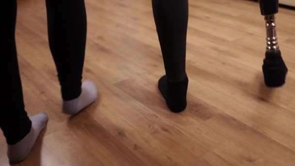 Para Amatorów Home Walk Protezy Mężczyzna Protezą Nogi Jego Partner — Wideo stockowe