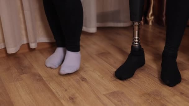 Engelli Yoldaşlar Ampüte Sevgi Protez Bakım Kisinden Birinin Bacağı Kesilmiş — Stok video