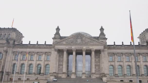 Reichstag Building German Government Republic Square German People Engraved Columns — Stock video