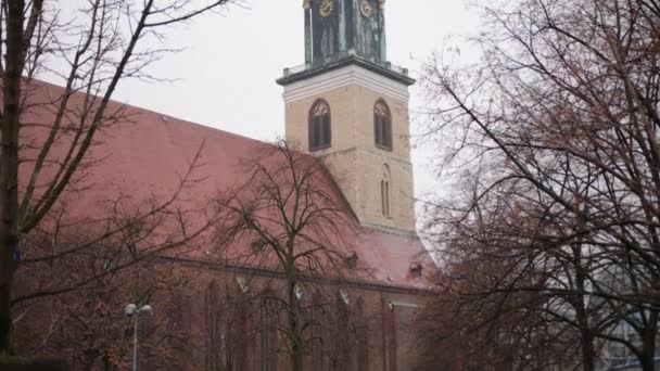聖メアリーズ教会 マリエンキルシュ ベルリンの教区 マリエンキルシュ ベルリン2番目に古い教会カールLiebknecht StrasseカールLiebknecht Strasse ベルリンの晴れた日に15世紀初頭 — ストック動画