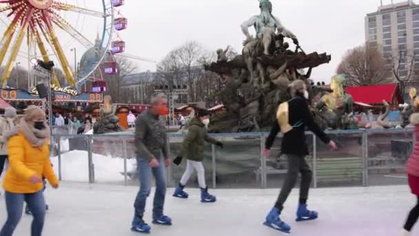 Berlin Γερμανία Dec 2021 Παγοδρόμιο Χειμερινή Διασκέδαση Υπαίθριες Δραστηριότητες Άνθρωποι — Αρχείο Βίντεο