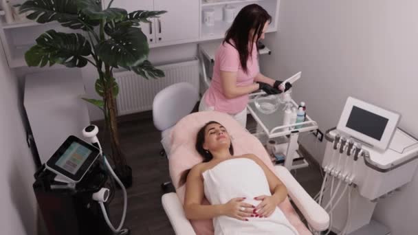 Voor Epilatie Cosmetoloog Voorbereiding Laserbehandeling Laser Epilatie Zone Gezicht Van — Stockvideo