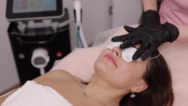 Putting Metal Eye Protection Carbon Peel Facial Rejuvenation Beautician Putting — Stock Video