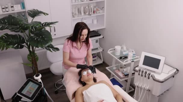Kosmetolog Laseravlossning Estetisk Medicin Patienter Ansikte Innan Laseryta För Ansiktsföryngring — Stockvideo