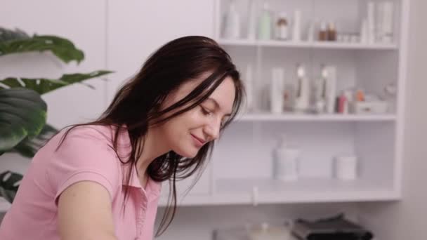 Kosmetolog Kvinnligt Ansikte Avlägsnande Behandling Kosmetolog Applicera Ultraljud Gel Kvinnors — Stockvideo