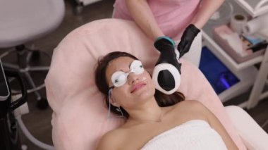 Pürüzsüz cilt, lazer gençleştirme, çıkarma prosedürü. Kozmetik bilimi kavramı, lazer epilasyonu bugün tartışıldı. Spa, epilasyon ve kozmetolojide kadınların bacakları uzun süre lazer tedavisi gördü.