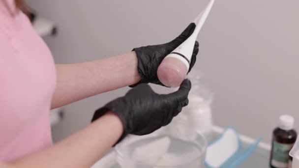 Quetschcreme Kosmetikhände Medizinische Kosmetologie Schwarz Behandschuhte Weibliche Hände Eines Kosmetikers — Stockvideo
