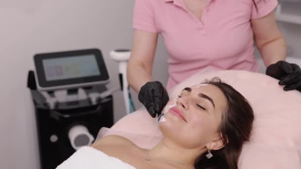 Técnica Cosmetólogos Paciente Femenina Cuidado Piel Cosmetólogo Usa Una Espátula — Vídeo de stock