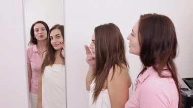 Ayna danışmanlığı, cilt değerlendirmesi, kişisel tedavi. Kadın müşteri, yüzünün aynayla tedavi edilmesi gereken kısımlarına dikkat çekiyor..