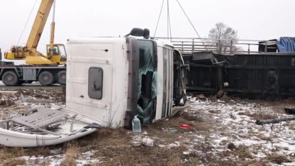 高速道路トレーラーが墜落トラック小屋 トラックは高速道路で転覆し 助けを待っています 保険会社のための概念 — ストック動画