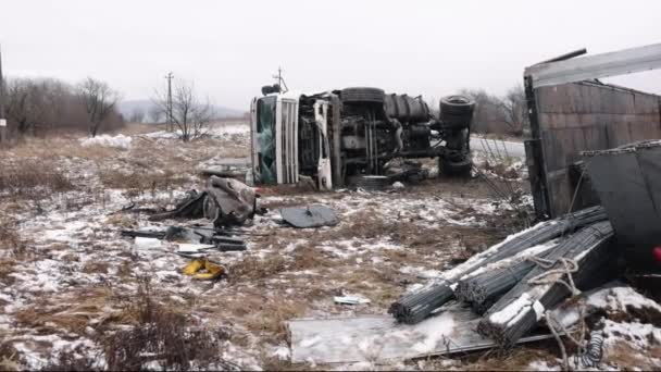 道路交通事故 车辆翻车 卡车相撞 一辆汽车在高速公路附近撞倒了 需要帮助 — 图库视频影像