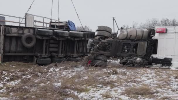卡车事故 交通事故 车辆翻车 一辆卡车在高速公路附近翻倒了 需要帮助 因此需要帮助 — 图库视频影像