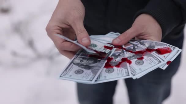 计算血 犯罪财富 一个人的手在摸着沾满鲜血的钱 — 图库视频影像