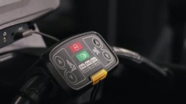 Jimnastik, koşu bandı kontrolü, kontrol paneli. Koşu bandının kontrol paneli, insanların düğmeye elle bastığı anda etkinleştirilir..