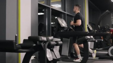 Dayanıklılık eğitimi, fitness topluluğu, spor salonu motivasyonu. Spor meraklısı koşu bandında koşuyor..