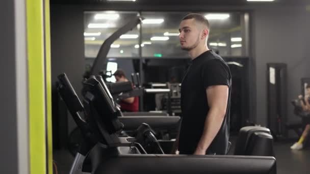 Fitness Loopband Duurtraining Fitness Tracker Man Loopt Een Loopband Sportschool — Stockvideo