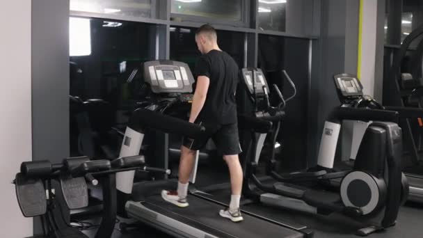 锻炼习惯 间歇训练 那个去健身房的人正在跑步机上做有氧运动 — 图库视频影像