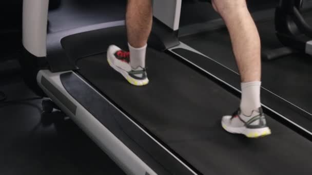 Fitness Physique Tapis Roulant Gym Brûlure Calories Jeune Homme Utilise — Video