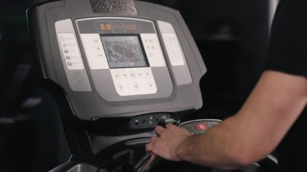 跑步机控制 有氧运动 在体育馆里 人们用手按下跑步机控制装置上的按钮 — 图库视频影像