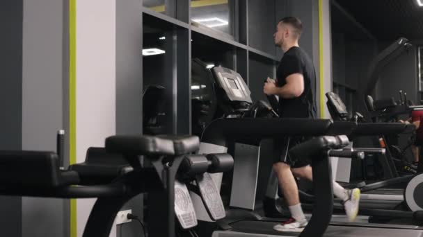 长期训练 健身社区 健身动机 这位体操爱好者正在跑步机上慢跑 — 图库视频影像
