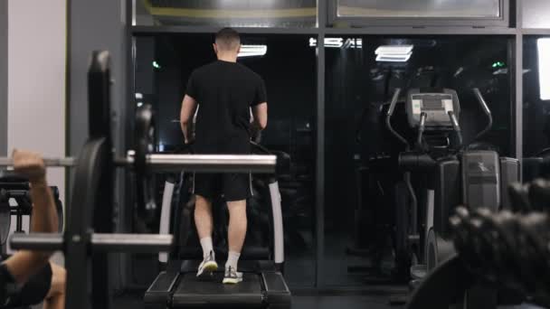 運動習慣 フィットネス機器 ジムトレッドミル ゴーヤーは心拍数を上げるためにトレッドミルを使用しています — ストック動画