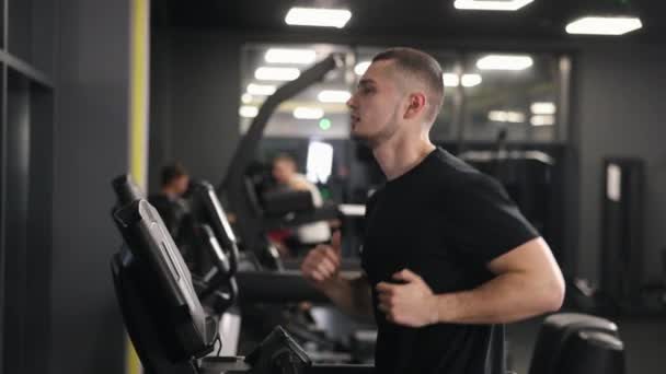 健身社区 腿肌肉 心脏健康 这个人正在用跑步机给自己的身体调音 — 图库视频影像