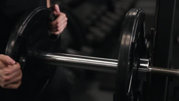 采购产品健身设备 体操设备 肌肉耐力 体操运动员的杠铃上装着额外的重量 — 图库视频影像