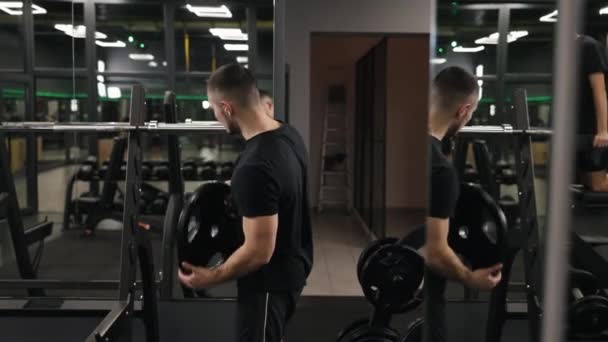 Тренажерный Зал Пластины Физическая Подготовка Человек Добавляет Вес Своему Штанге — стоковое видео