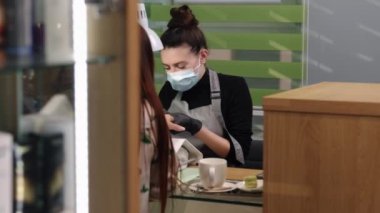 Şık bir manikür, güzellik salonu, manikür ustası. Manikür ustası, tırnak törpüsü, kaplıca tedavisi, manikür yaptıran genç kadın elleri, ek iş yapan usta.