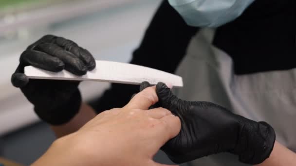 Maniküre Feilen Nagelfeile Frauenhände Nageltechniker Feilt Kunden Nägel Nagelstudio Tisch — Stockvideo