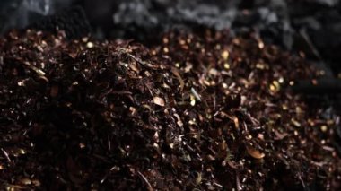 Bakır işleme, metal hurda, üretim tesisi. Bakır talaşları, metal kırıntıları, fabrikada bakır işleme ve bakır tel üretimi sonucu oluşmuştur..
