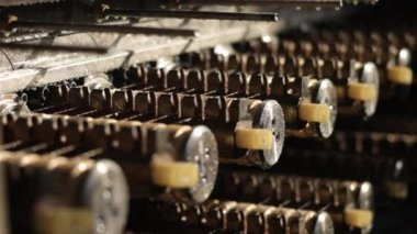 Üretim fabrikası, çelik fabrikası, su damlaları. Dişleri olan metal çubuklar, üzerine su damlayan tesiste üretiliyor..