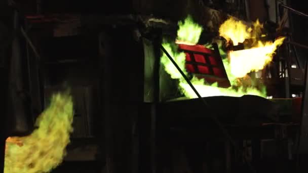 Metal Eritme Ağır Sanayi Gaz Patlaması Metalurjik Fabrikalarda Erimiş Demir — Stok video
