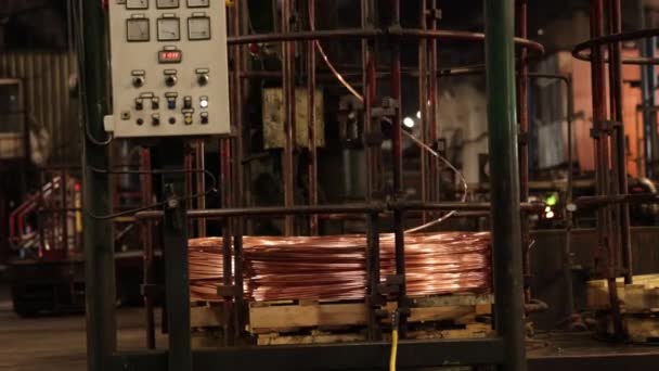 기계돌리기 전선의 생산은 공장에서의 작업이다 생산은 작업이다 — 비디오