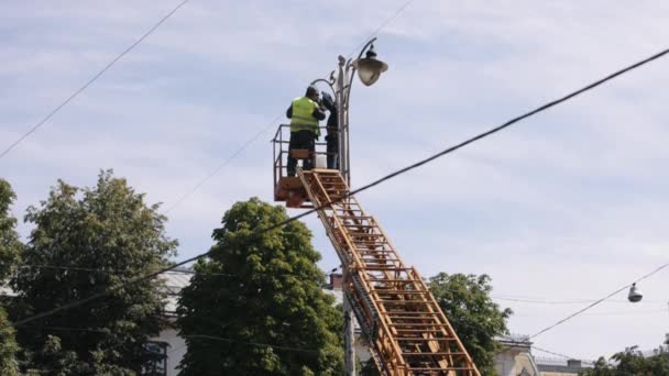 Installation Metal Pole Light Bulb Worker Fixing Street Light Pole — Stock Video