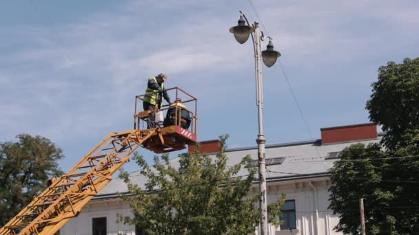 Lift Bucket Technician Aerial Installation Employee Street Light Repair Workshop — Stock Video