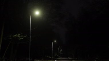 Sokak lambaları kapalı, gece parkı, park karanlığı. Sokakta geceleri park ışıkları söner.