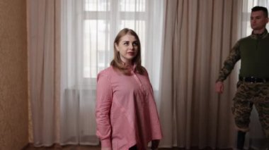 Romantik evlilik teklifi, evlilik bağlılığı, asker eşi. Eski bir asker evlilik teklifi yapıyor ve kız arkadaşının parmağına yüzük takıyor..
