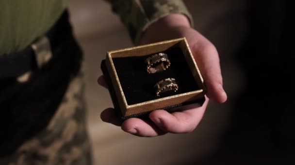 Військове Весілля Обручка Урочисте Захоплення Військовий Ветеран Готується Запропонувати Тримаючись — стокове відео