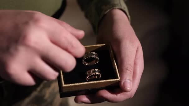 兵士の婚約 軍事ロマンス 結婚のコミットメント 結婚指輪を手に 元兵士が提案を計画している — ストック動画