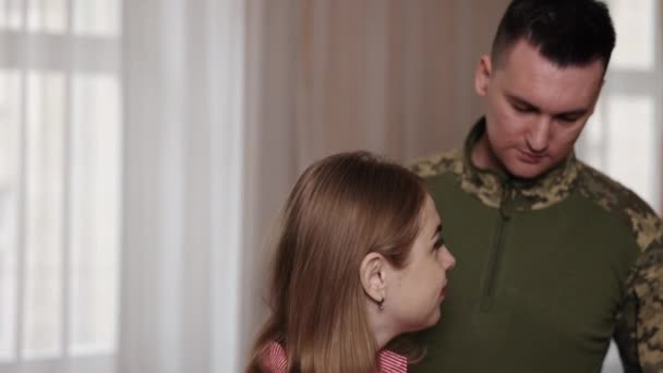 결혼식 군인은 진심어린 제안을 친구에게 반지를 건네고 있습니다 — 비디오