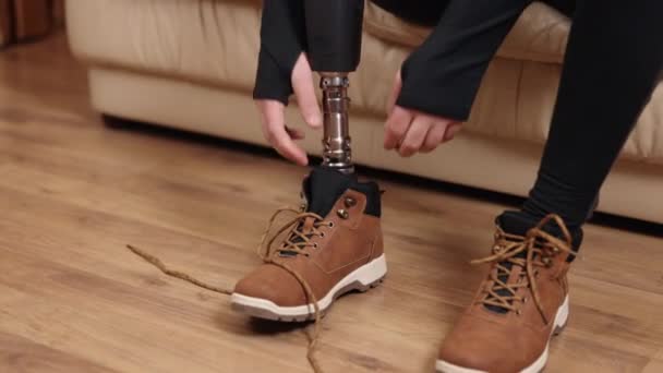 Protetická Noha Záběr Zblízka Bota Zblízka Záběr Muž Protézou Nohy — Stock video