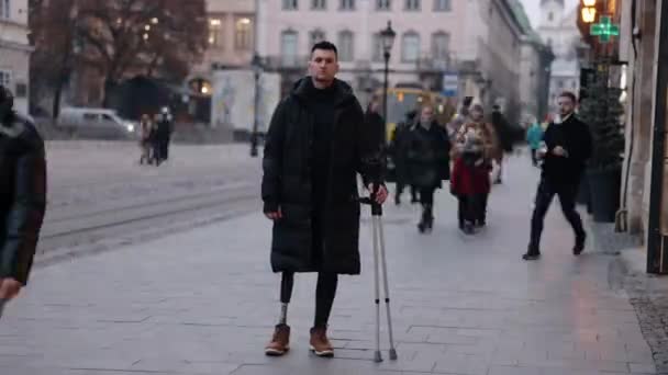 Man Met Prothese Mensenrechten Voorbijgangers Onverschilligheid Man Met Been Prothese — Stockvideo