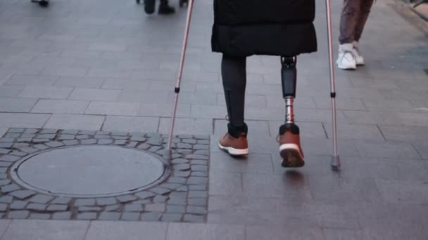 Proteza Nogi Schodzenie Dół Sprzęt Adaptacyjny Zbliżenie Młody Niepełnosprawny Człowiek — Wideo stockowe